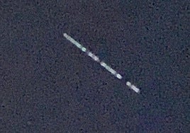 Imagen del la cadena de luces brillantes que surcó el cielo del Bierzo en una imagen tomada en la localidad de Dehesas.