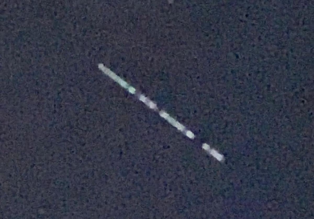 Imagen del la cadena de luces brillantes que surcó el cielo del Bierzo en una imagen tomada en la localidad de Dehesas.