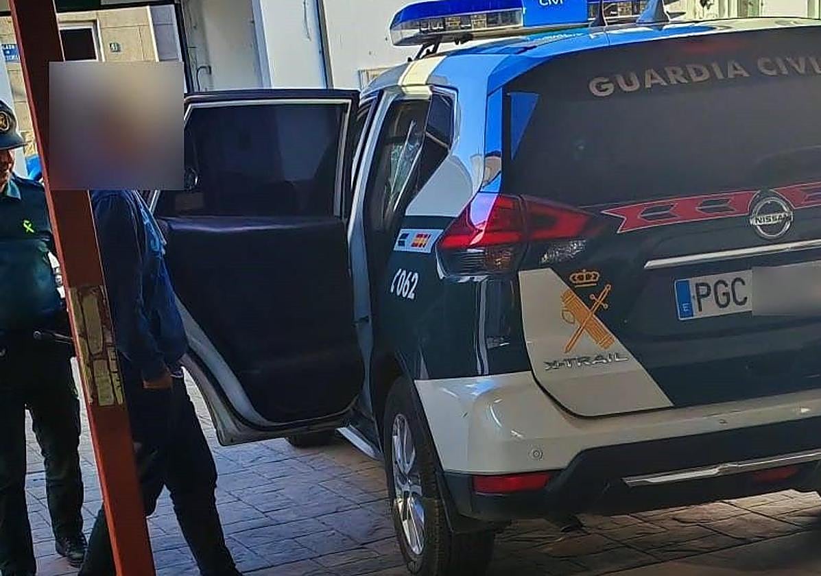 Imagen de la detención del hombre por la Guardia Civil.