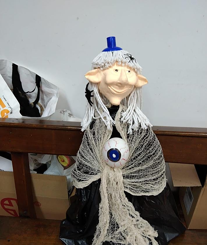 Imagen secundaria 2 - Pequeños y grandes participan en la celebración de la tradicional fiesta del 'Truco o trato' en la localidad.