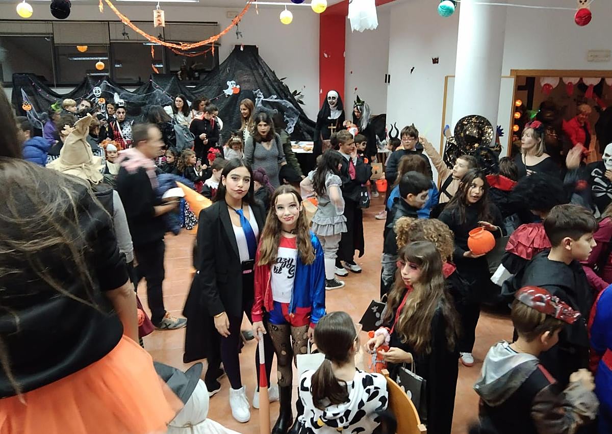 Imagen secundaria 1 - Pequeños y grandes participan en la celebración de la tradicional fiesta del 'Truco o trato' en la localidad.