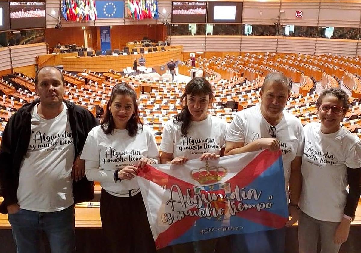 Miembros de la asociación Oncobierzo en el Parlamento Europeo.