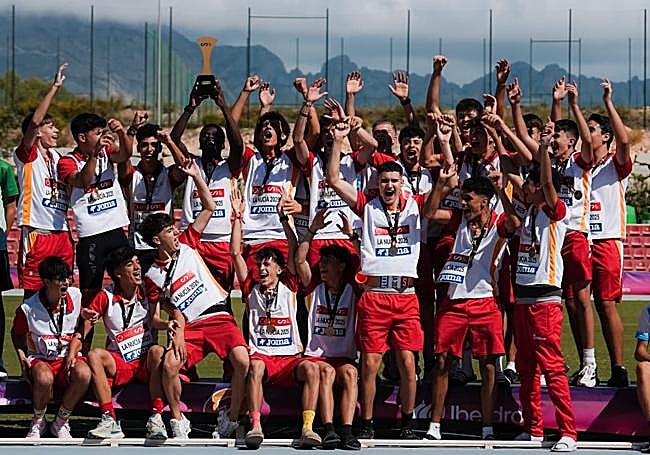 La selección de atletismo de Castilla y León con el trofeo después de conseguir el primer puesto en el campeonato de España.