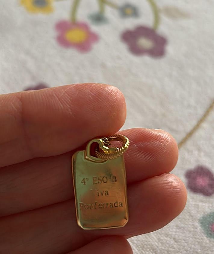 Imagen secundaria 2 - La profesora berciana en dos imágenes con sus alumnos y montrando la medalla con la inscripción '¡Viva Ponferrada!' que le regalaron.