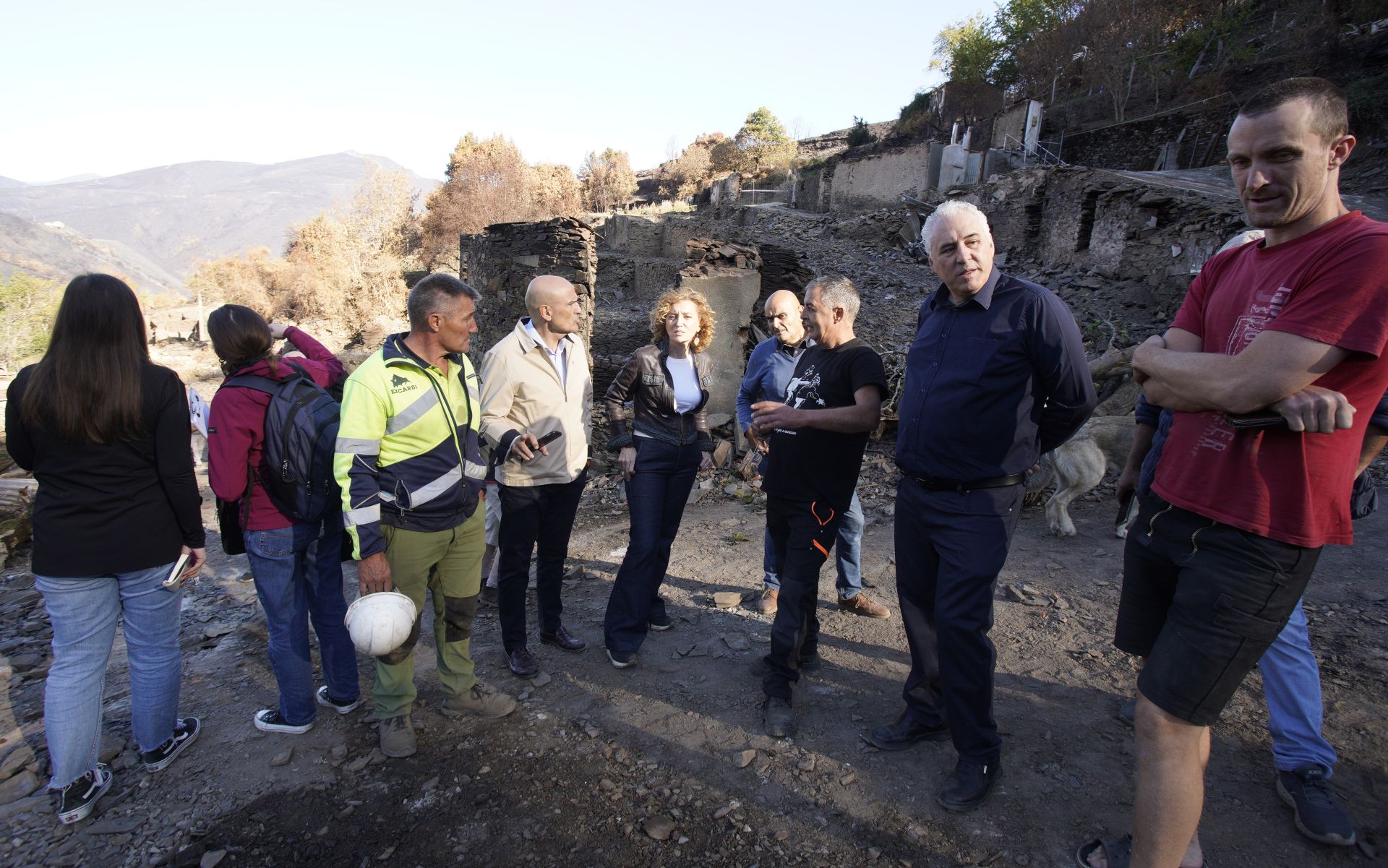 La directora general de Vivienda, Arquitectura, Ordenación del Territorio y Urbanismo, María Pardo, durante su visita a las actuaciones de reconstrucción de la localidad de Lusio.