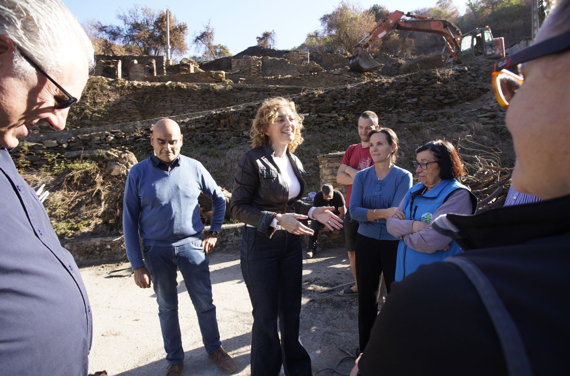 La directora general de Vivienda, Arquitectura, Ordenación del Territorio y Urbanismo, María Pardo, durante su visita a las actuaciones de reconstrucción de la localidad de Lusio. 