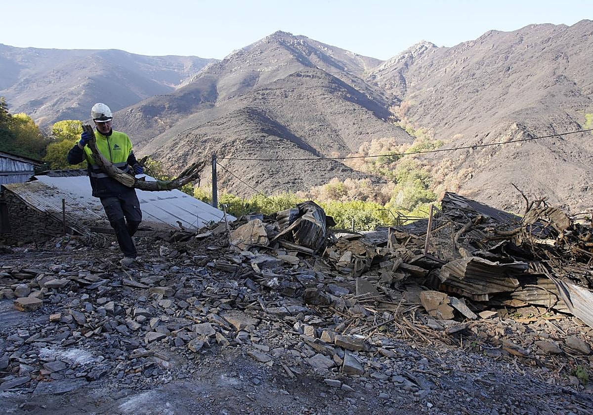 Las imágenes de la visita a las labores de reconstrucción de Lusio