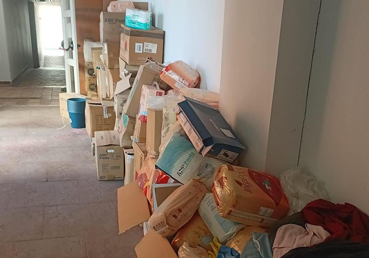 Imagen de los paquetes de pañales donados para los damnificados por la Dana de Valencia que han permanecido apilados un año en el rocódromo municipal de Ponferrada.