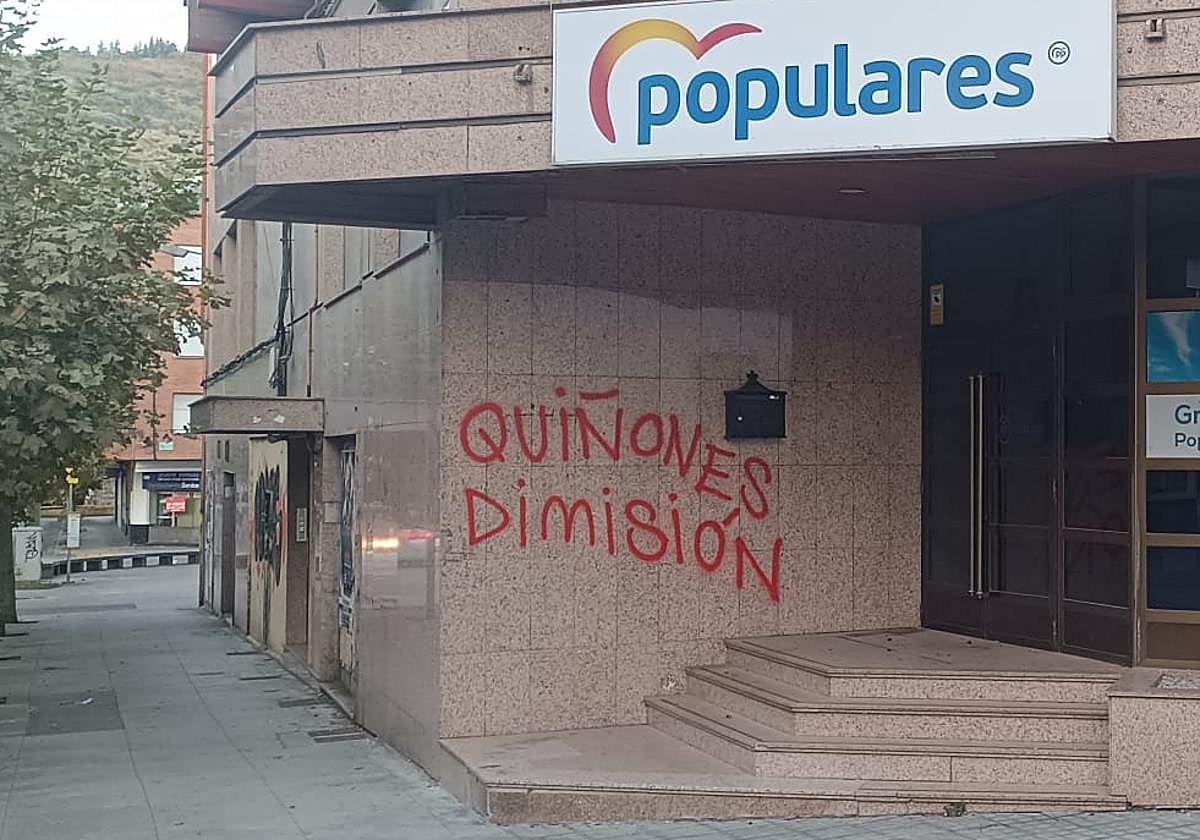 Imagen de las pintadas en la sede del PP.