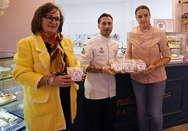 El cocinero berciano Samuel Naveira, del Mu-Na (C), la pastelera Sandra Romero (D) y la presidenta de la AECC en Ponferrada en la presentació 'La cookie solidaria'.