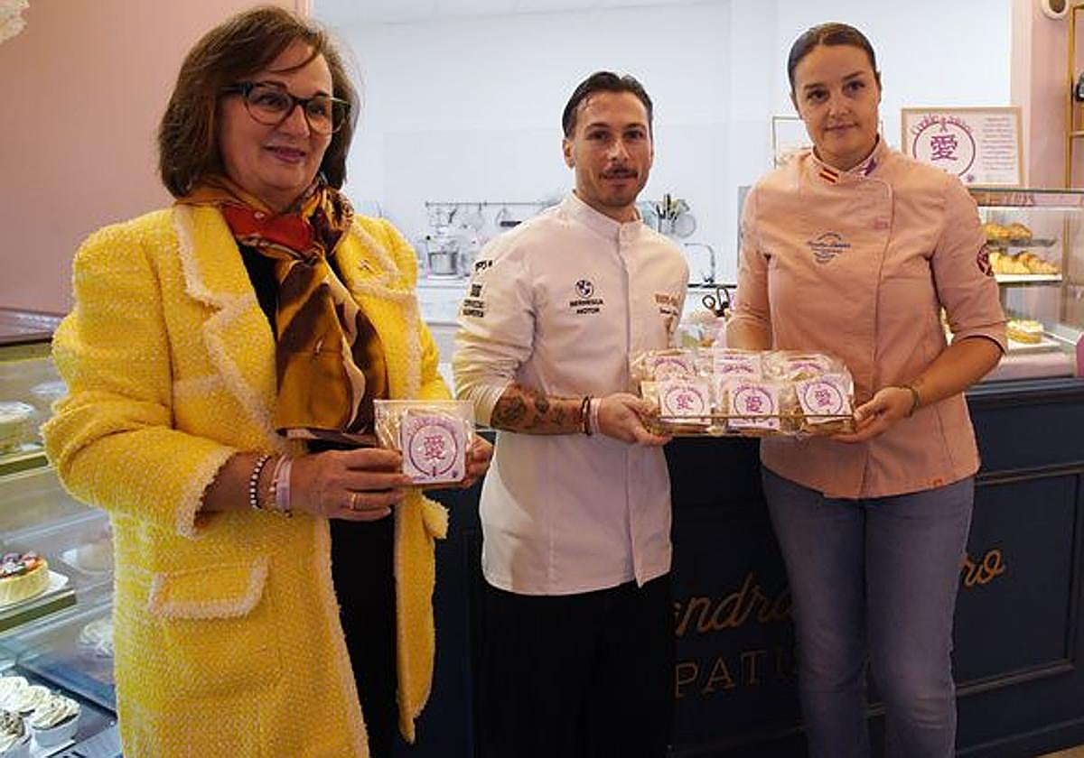 El cocinero berciano Samuel Naveira, del Mu-Na (C), la pastelera Sandra Romero (D) y la presidenta de la AECC en Ponferrada en la presentació 'La cookie solidaria'.
