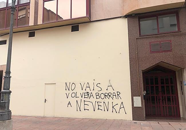 Pintura sobre la pared donde se encontraba el mural en Ponferrada.