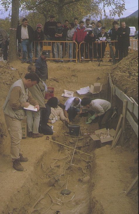 Las imágenes de la exhumación en Priaranza en 2000