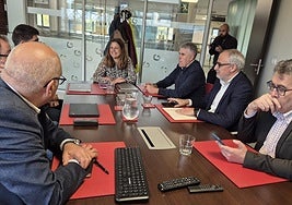 Reunión de trabajo del presidente del Consejo Comarcal del Bierzo (2D) con los representantes de la Ciuden, el Incibe, la ULE y el Consejo Comarcal del Bierzo.
