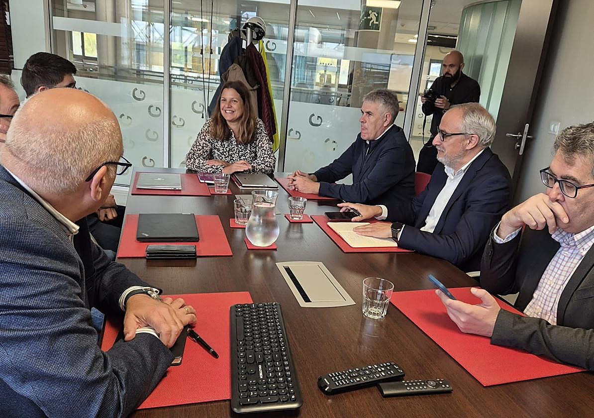 Reunión de trabajo del presidente del Consejo Comarcal del Bierzo (2D) con los representantes de la Ciuden, el Incibe, la ULE y el Consejo Comarcal del Bierzo.