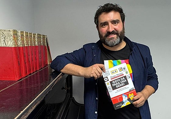 Diego Merayo junto a su primer libro, '¡Esto da para una serie!'.