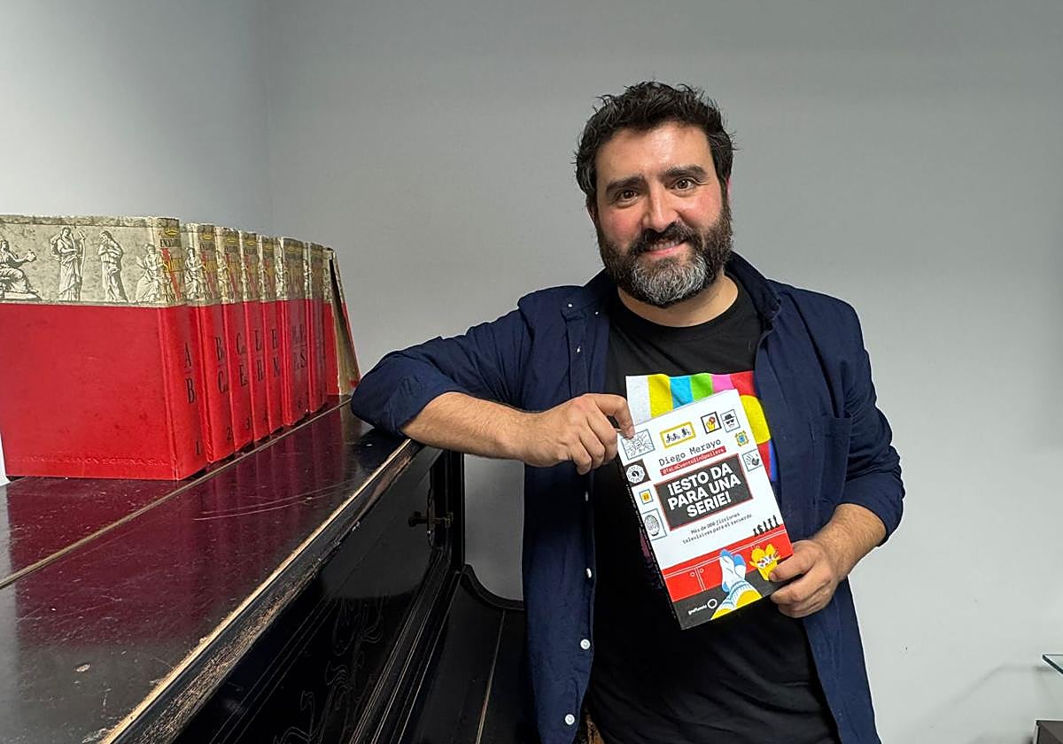 Diego Merayo junto a su primer libro, '¡Esto da para una serie!'.