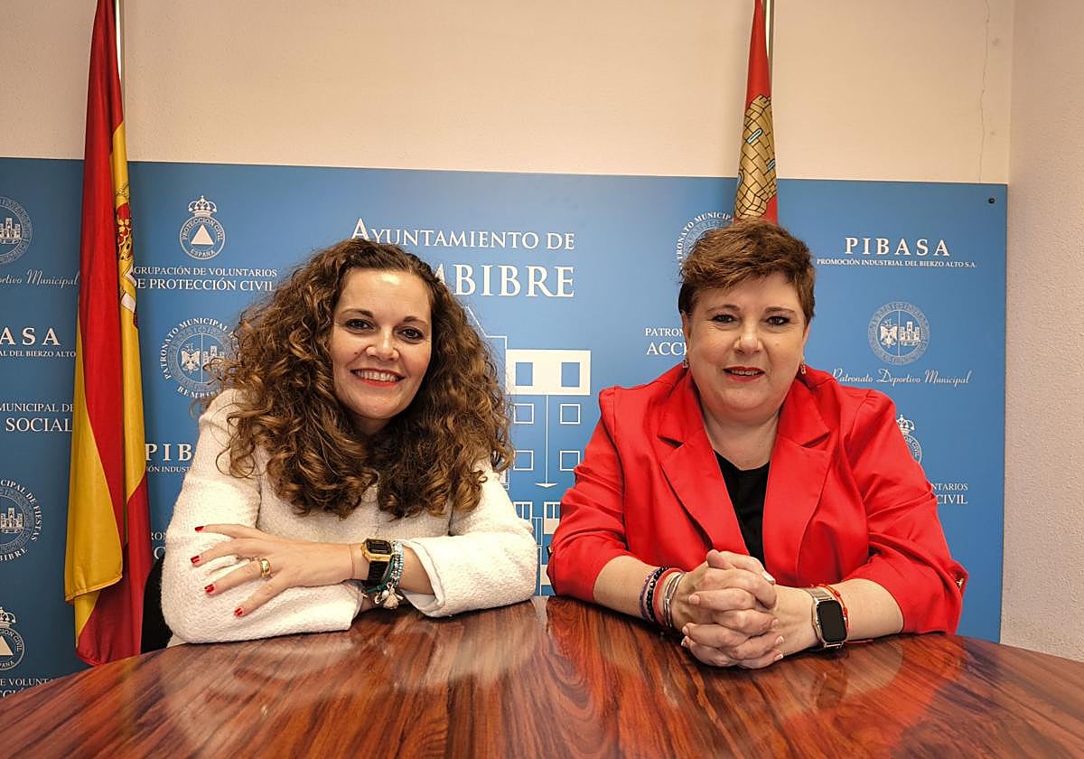 La alcaldesa de Bembibre, Silvia Cao (I), junto a la concejala de turismo y fiestas, Belén Martín (D).