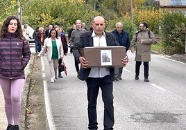 Sus familiares se dirigen al cementerio.