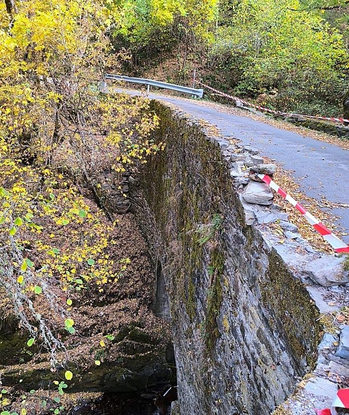 Imagen secundaria 2 - Imágenes del estado el pretil en el Puente del Jarote, en Salientes (Palacios del Sil).