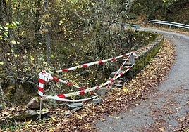 Imagen del petril roto con un cordón de seguridad en la curva del Puente del Jarote, en Salientes (Palacios del Sil).