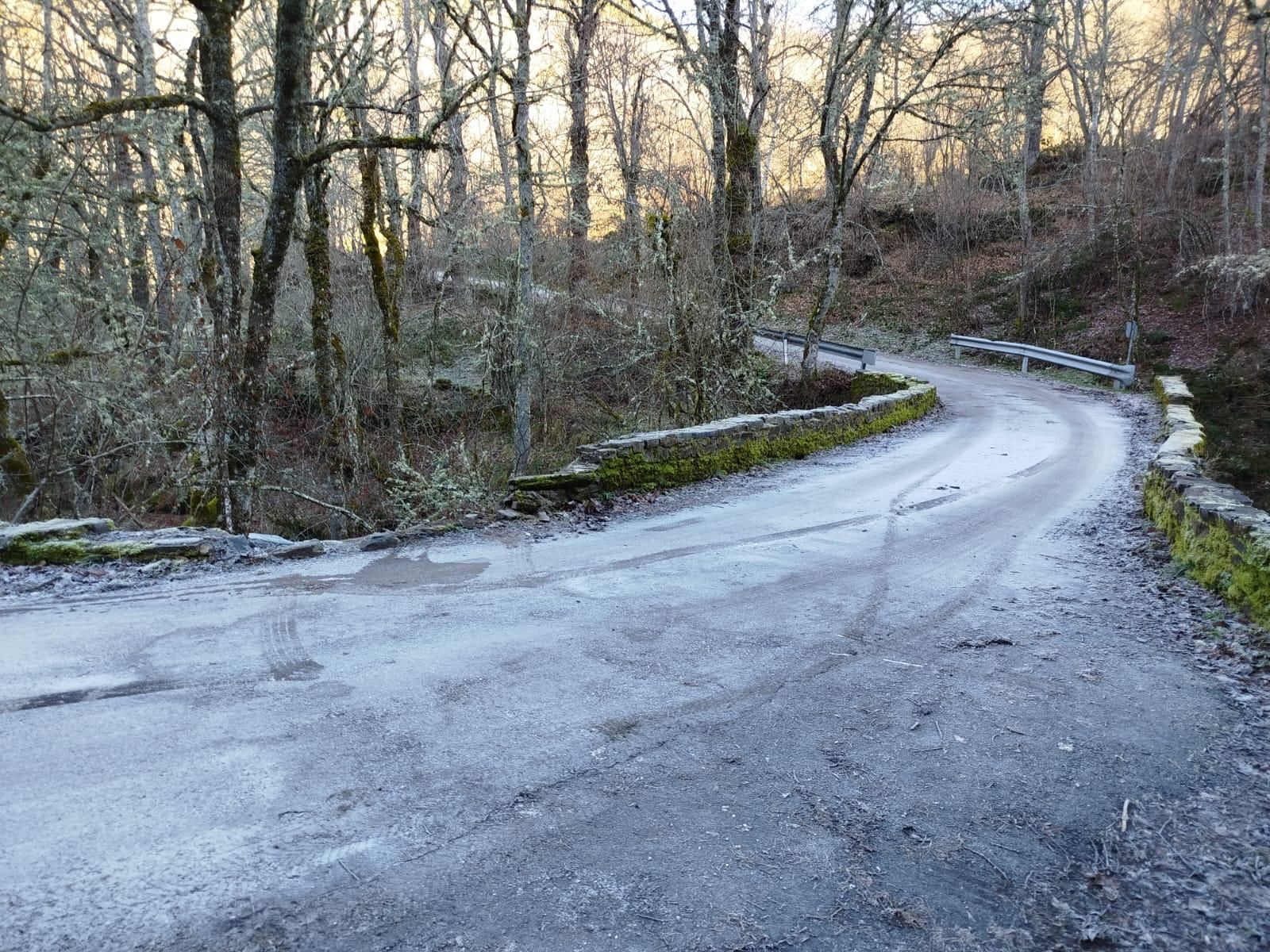 Imagen secundaria 1 - Imágenes del estado el pretil en el Puente del Jarote, en Salientes (Palacios del Sil).