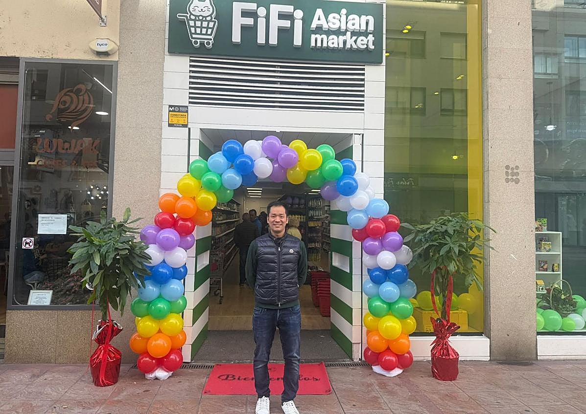 Imagen secundaria 1 - Imágenes de la promotora del primer supermercado asiático de Ponferrada Funy Fu, su marido Jialiang Zheng y varios clientes en el establecimiento en el día de su apertura.