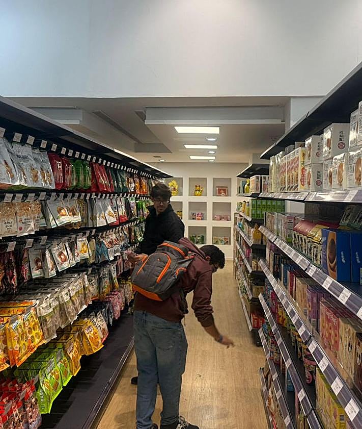 Imagen secundaria 2 - Imágenes de la promotora del primer supermercado asiático de Ponferrada Funy Fu, su marido Jialiang Zheng y varios clientes en el establecimiento en el día de su apertura.