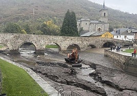 Imagen del estado del cauce del río Meruelo a su paso por Molinaseca.
