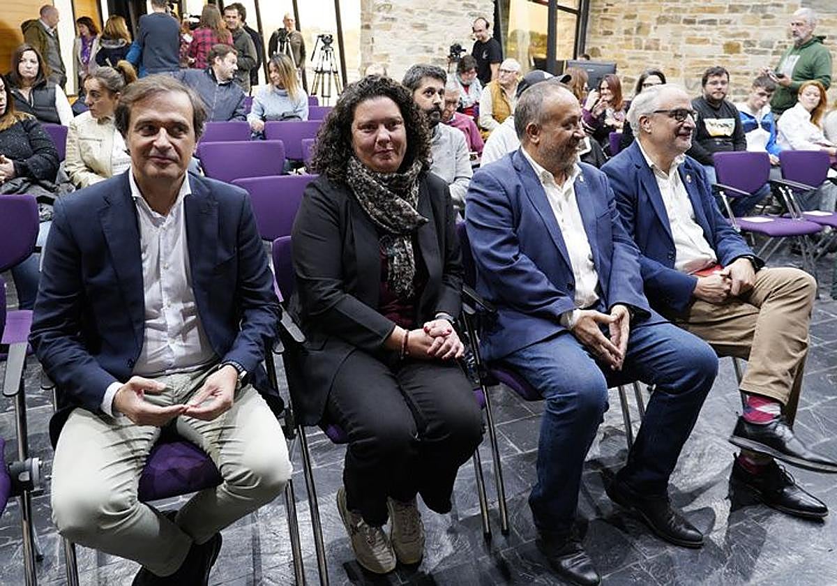 El presidente de la Consejo Regulador de la DO Bierzo (I), la alcaldesa de Cacabelos, el presidente de la Diputación y el del Consejo Comarcal, en la inauguración de la jornada.