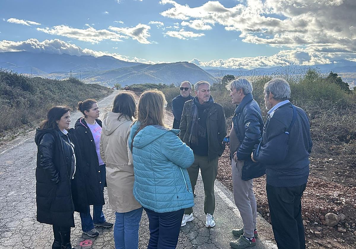 Concejales del PSOE con los vecinos afectados de Santo Tomás de las Ollas.