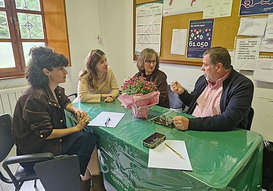 El gerente de la Gasbi junto a la presidenta de la Junta Local de la AECC (2D), en la reunión celebrada en la sede del parque del Temple.