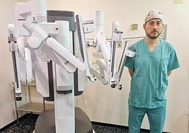 El coordinador del robot Da Vinci en la Gasbi, el urólogo Óscar Miranda.