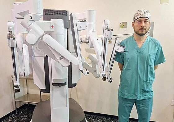 El coordinador del robot Da Vinci en la Gasbi, el urólogo Óscar Miranda.