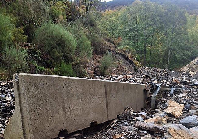 Imágenes del estado de la carretera de acceso a Peñalba de Santiago tras los arrastres.