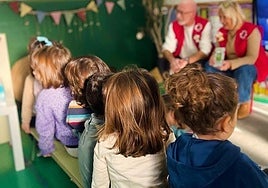 Niños y niñas junto a miembros de Cruz Roja.