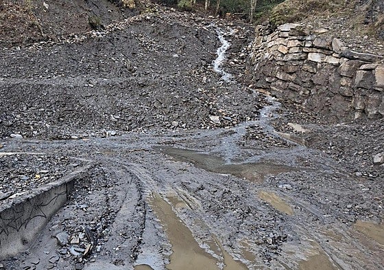 Imagen de la carretera de acceso a Peñalba de Santiago tras el argayo.