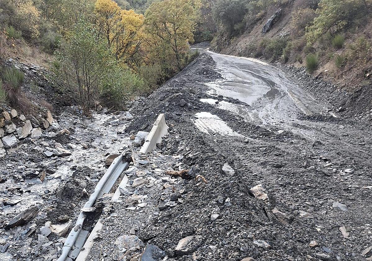 Imagen de la carretera de Peñalba tras el argayo.