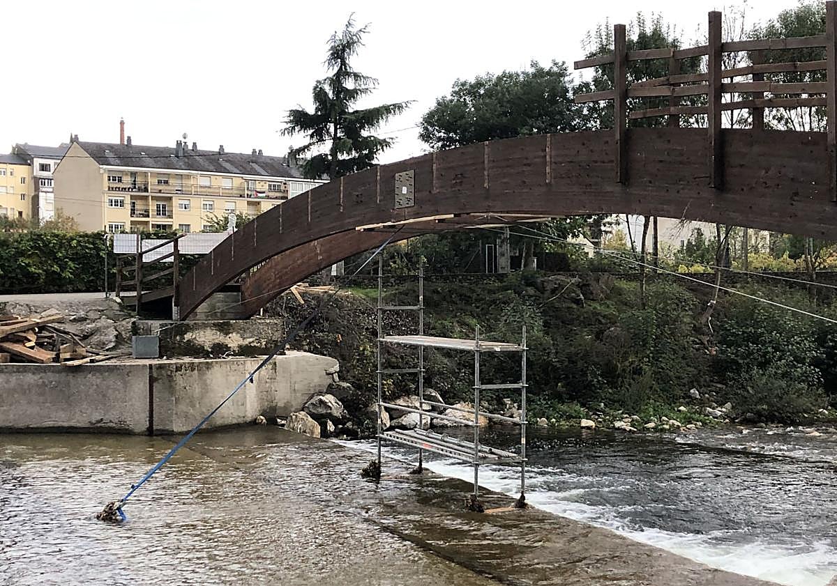 Imagen principal - Imagen de las obras y de las estructuras metálicas (C) que reforzarán la pasarela de la playa fluvial de Villafranca del Bierzo.