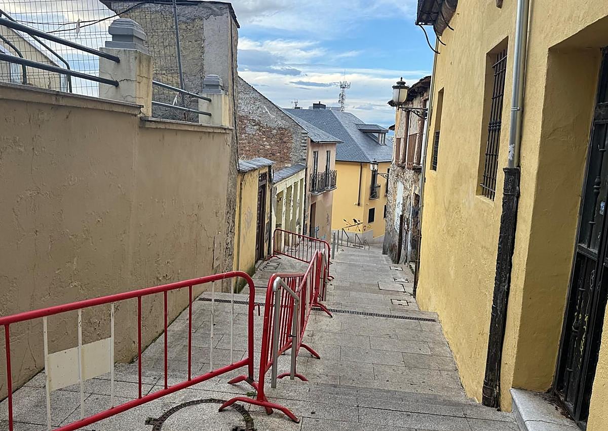 Imagen secundaria 1 - Imágenes del casco antiguo de Ponferrada, 'La Casa del Turco', la calle del Rañadero y el edificio en ruinas de la calle Gil y Carrasco frente al castillo.
