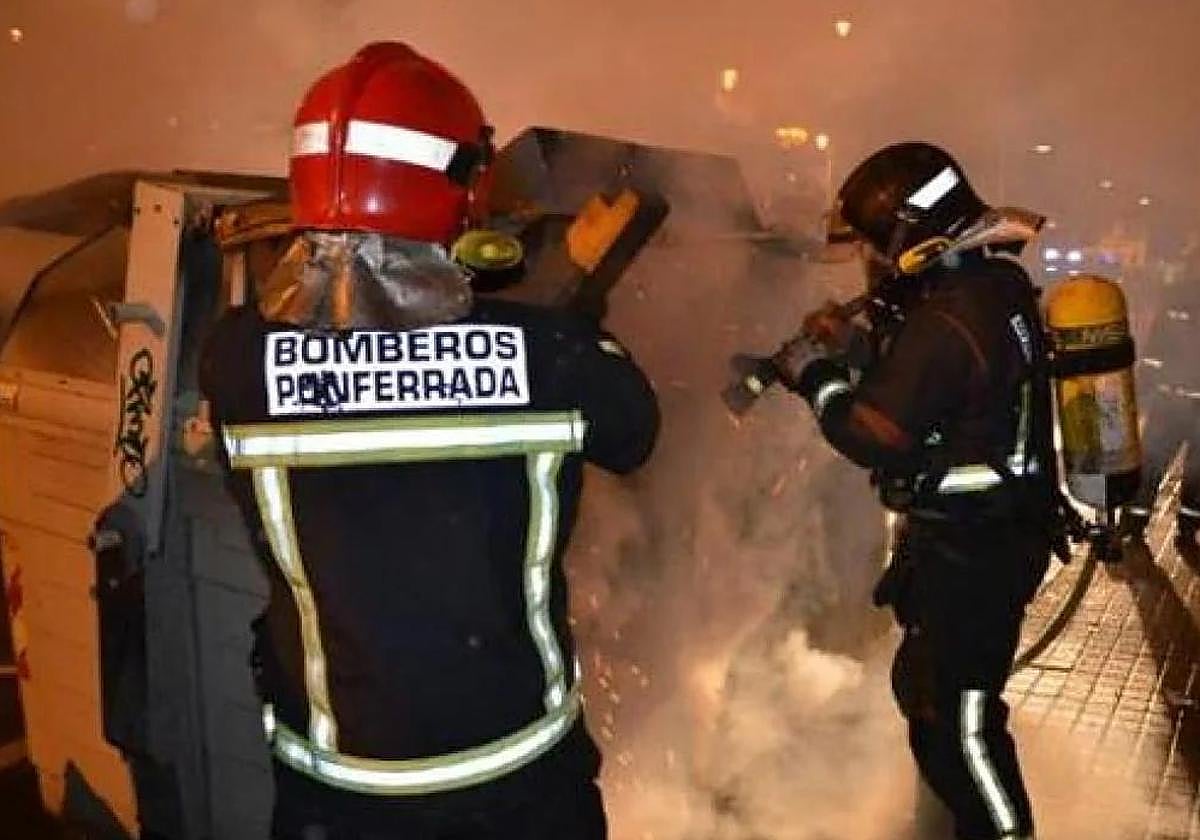 Los Bomberos de Ponferrada sofocan un fuego, en una imagen de archivo.