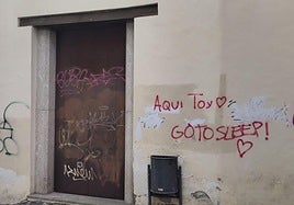 Pintadas en la entrada a la sacristía de la Basílica de La Encina.