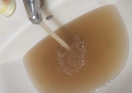 Imagen del agua en un baño de una vivienda de Las Médulas.