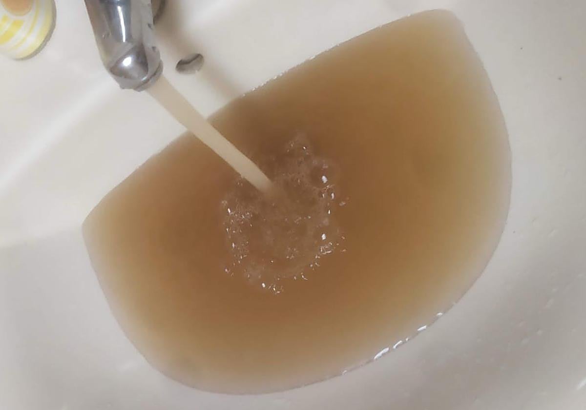 Imagen del agua en un baño de una vivienda de Las Médulas.