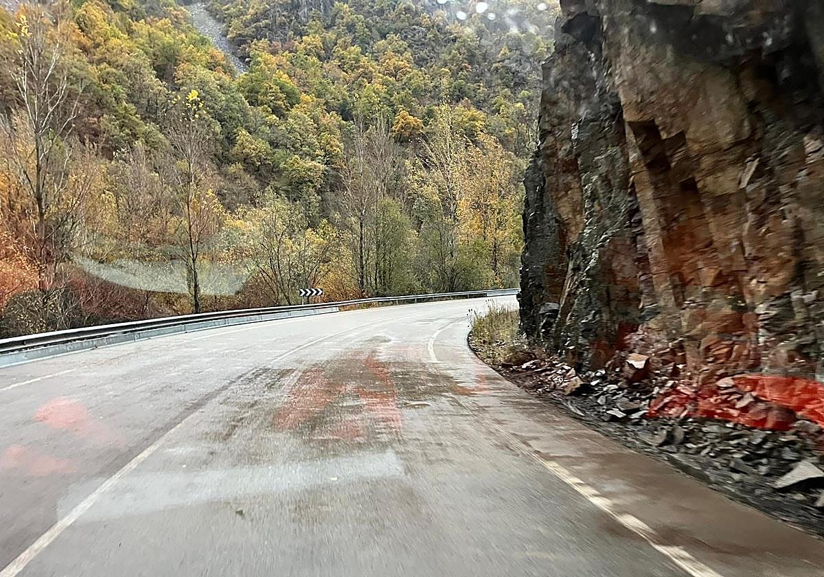 Imagen de la carretera CL-631 donde se produjo el argayo tras las labores de limpieza.