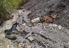 Imagen del derrumbe en la carretera de acceso a Peñalba de Santiago.