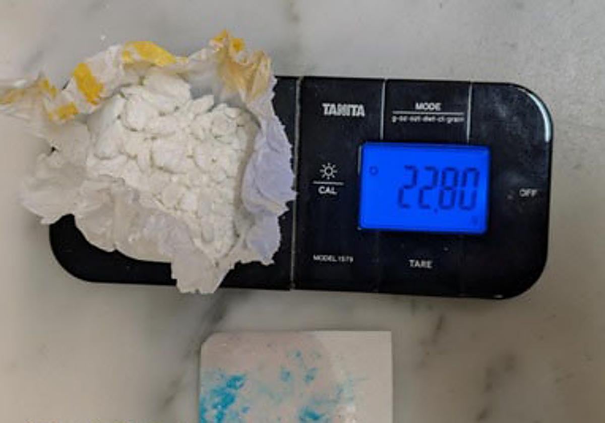 Báscula con droga intervenida en la operación.