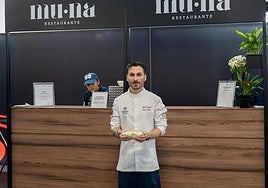 El chef berciano Samuel Naveira presentando uno de los platos elegidos para el 'VIP Village' en el GP de motos de Valencia.
