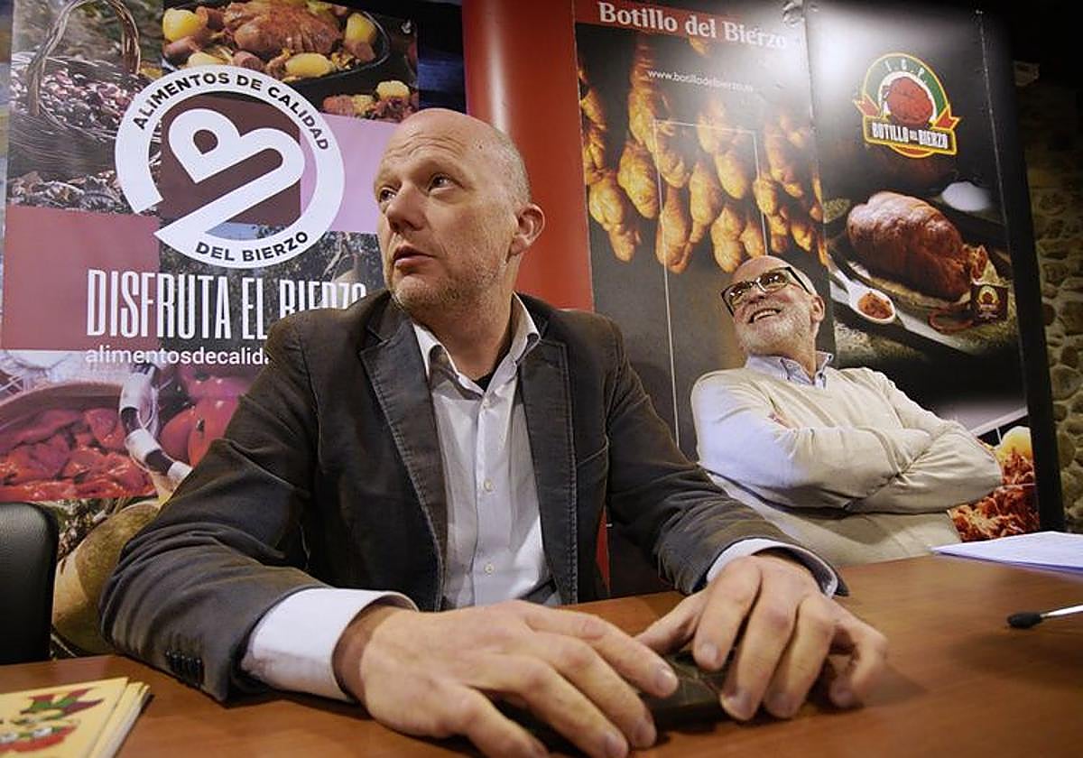 El presidente de la IGP Botillo del Bierzo (D) junto al presidente de Alimentos de Calidad del Bierzo en la presentación del acto de celebración del XXV aniversario.