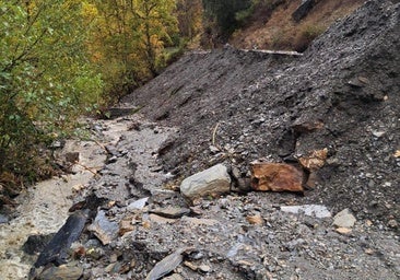 Diputación paraliza los trabajos de retirada del argayo que invade la carretera de Peñalba